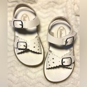 Footmates® ARIEL • WHITE. • Size 6